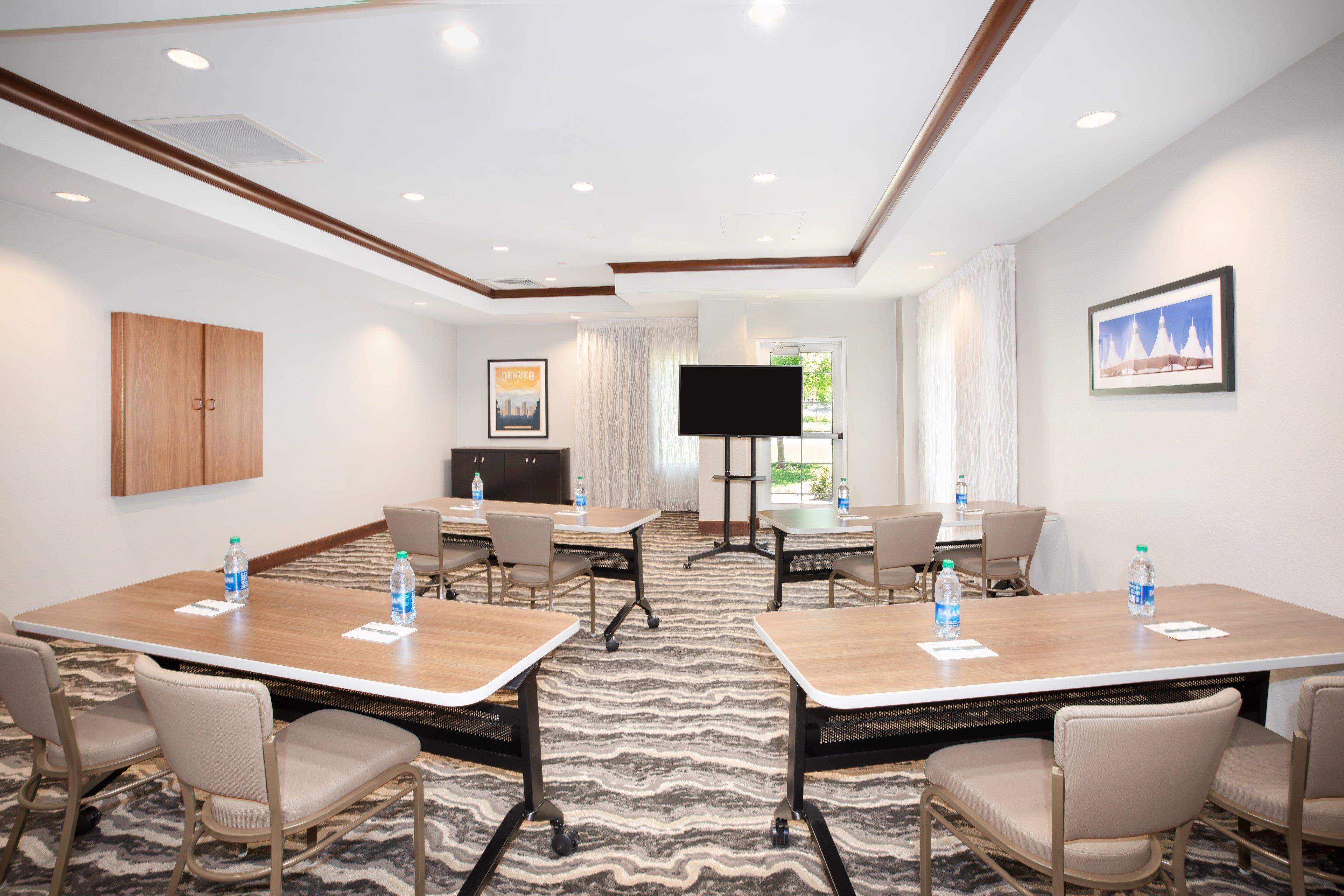 Staybridge International Airport By Ihg Hotel DEN